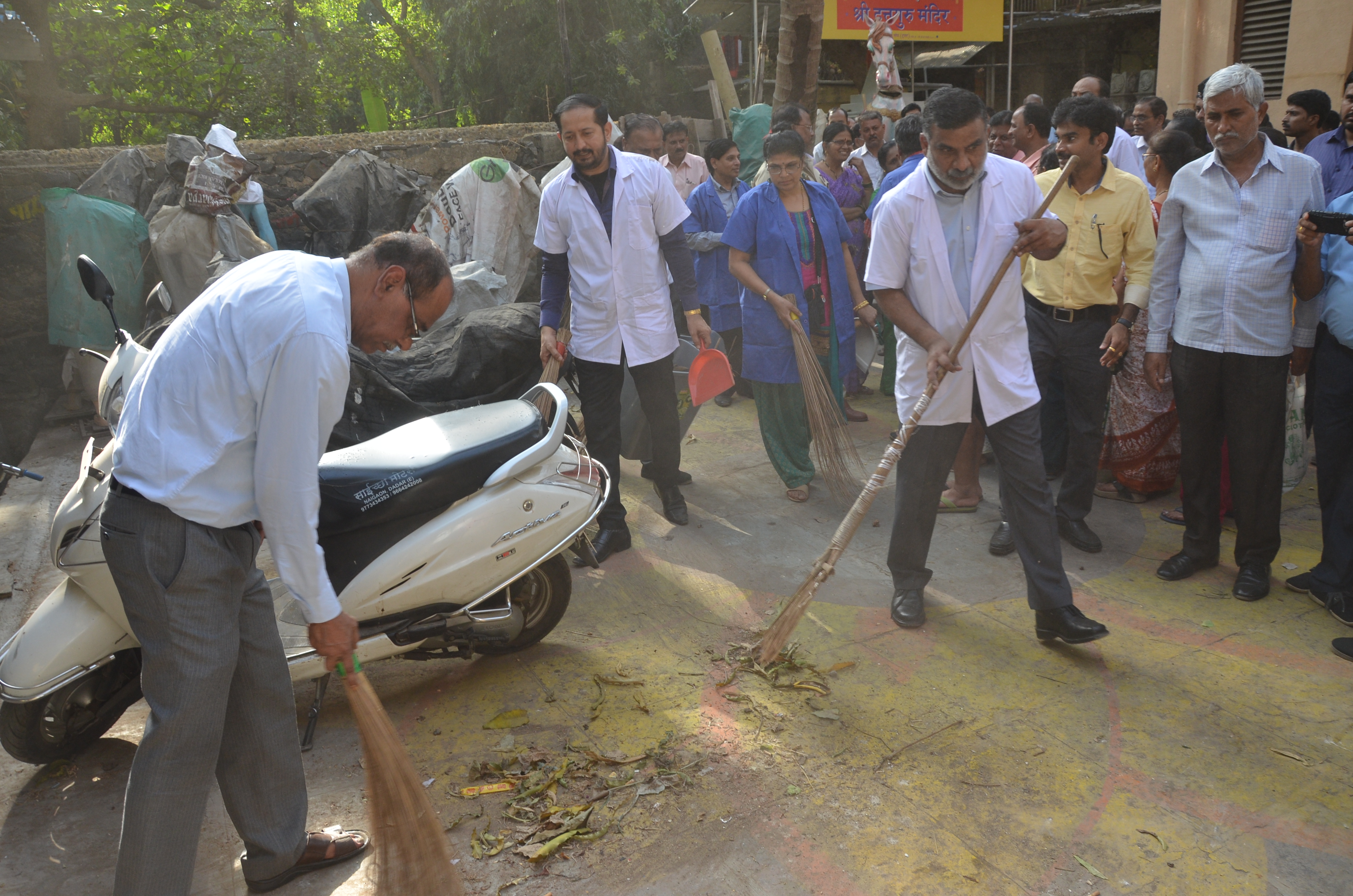 Honorable Shri A. Madhukumar Reddy, Joint Secretary, MOT and WRO officials cleaning the road and let people inspiring for the cleaness on the occasion of Swachh Bharat Pakhwada 2017